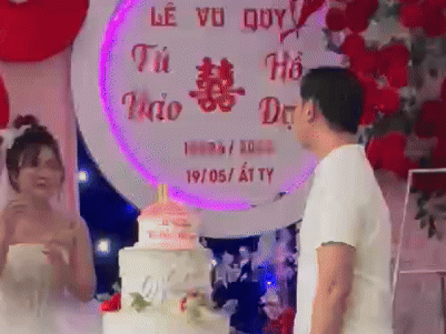 Cô dâu Huế khóc nức nở giữa đám cưới ngập nước vì lo khách không đến dự