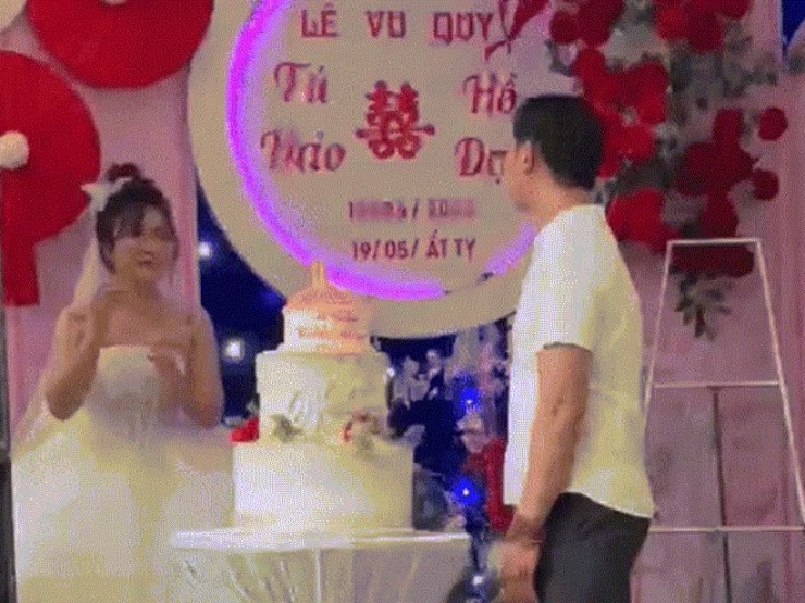 Cô dâu Huế khóc nức nở giữa đám cưới ngập nước vì lo khách không đến dự