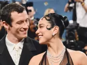Dua Lipa xác nhận đính hôn với nam diễn viên Callum Turner, khoe nhẫn 3 tỷ