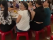 Đám cưới đáng nhớ của vợ chồng trẻ, khách ngồi trong nước lũ chúc mừng hạnh phúc