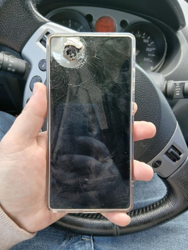Chiếc Galaxy S25 Ultra đỡ đạn thay cho chủ nhân.