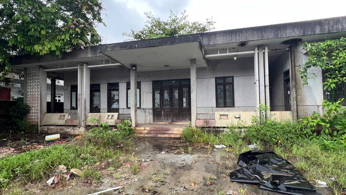 Bí ẩn những ngôi nhà hoang ven Quốc lộ 49 ở cố đô Huế - 1