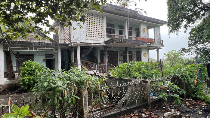 Khu nhà đất từng là Kho bạc Nhà nước huyện Phú Vang nay xuống cấp, hoang tàn.
