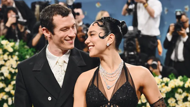 Dua Lipa xác nhận đính hôn với nam diễn viên Callum Turner, khoe nhẫn 3 tỷ