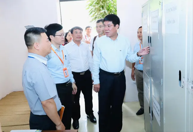 Kiểm tra công tác chuẩn bị thi tốt nghiệp THPT năm 2025 tại Bắc Giang. Ảnh: HOA BAN