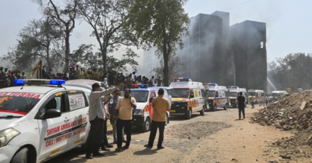 Vụ rơi máy bay ở Ấn Độ: Khoa cấp cứu quá tải, bác sĩ sốc vì thương vong hàng loạt