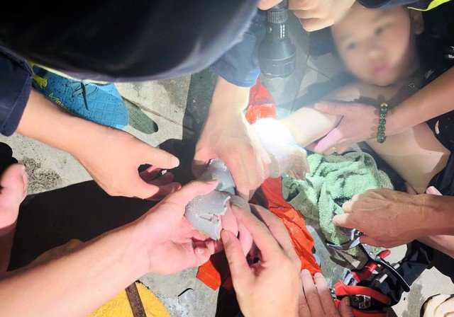 Lực lượng cảnh sát phòng cháy, chữa cháy và cứu nạn, cứu hộ tổ chức giải cứu cháu bé.