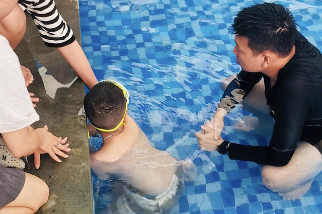 Cháu bé bị mắc kẹt tay trong ống thoát nước ở bể bơi.