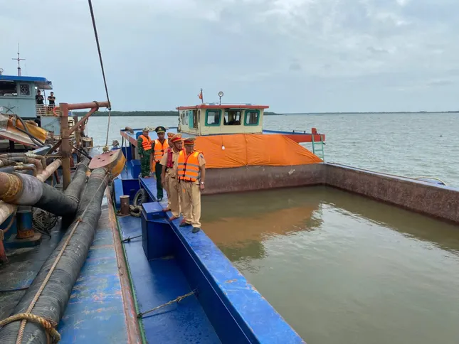 Tổ công tác kiểm tra phương tiện.