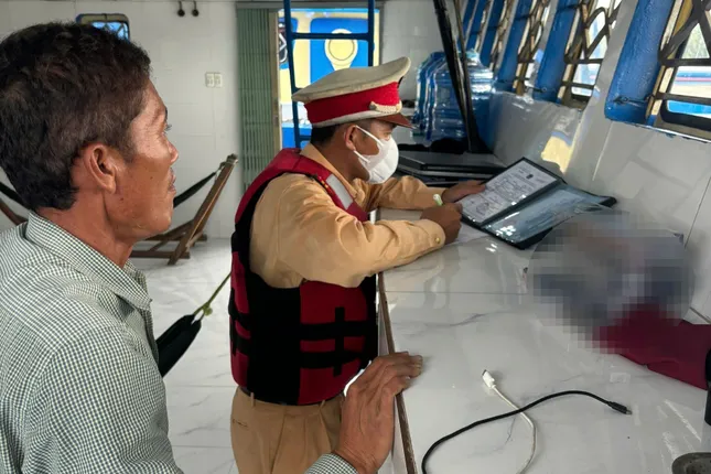 Lực lượng CSGT làm việc với thuyền viên trên tàu.