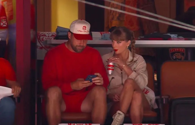 Taylor Swift và bạn trai đi xem khúc côn cầu - 1