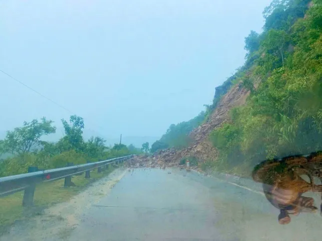 Sạt lở trên đường Hồ Chí Minh nhánh Tây.