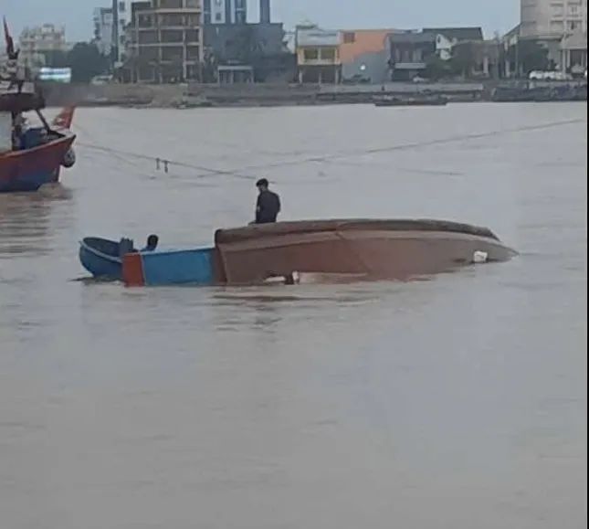 Một tàu cá của ngư dân Bảo Ninh bị chìm ở cửa Nhật Lệ.