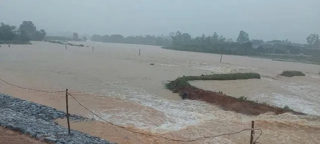 Chủ tịch UBND xã Thái Thuỷ cho biết, đê quai (đê phụ phục vụ thi công) của đập Lam bị vỡ
