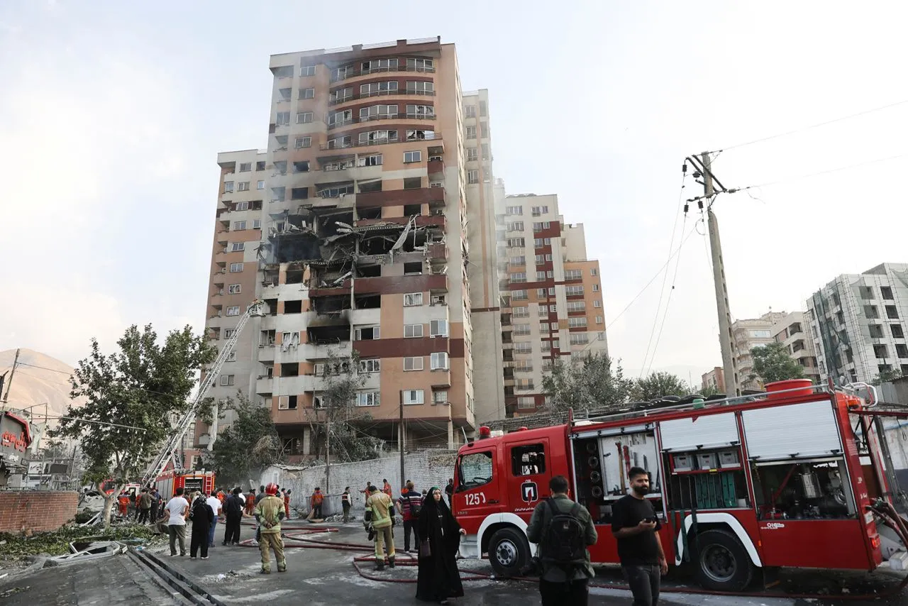 Lính cứu hỏa làm việc tại hiện trường sau cuộc không kích của Israel. Ảnh: Reuters