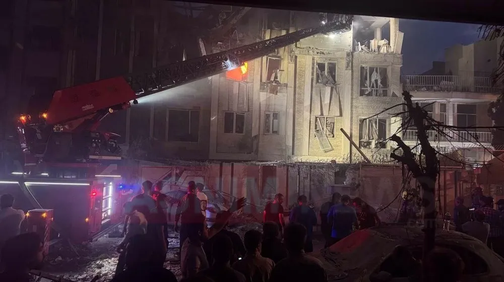 Thiệt hại ở thủ đô Tehran (Iran) ngày 13-6 sau cuộc không kích của Israel. Ảnh: PRESS TV