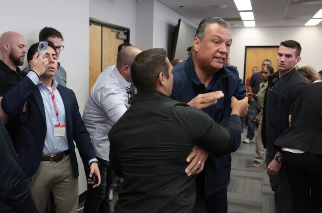 Ông Padilla bị các đặc vụ liên bang kéo ra khỏi phòng họp báo và bị còng tay. Ảnh: Los Angeles Times
