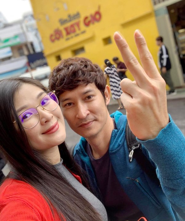 Huy Khánh làm hành động hôn vợ cũ khi một netizen để lại bình luận yêu cầu.