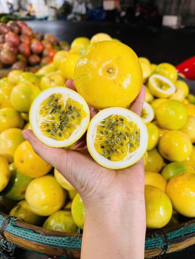 Chanh leo vàng hương ổi có giá cao hơn gấp đôi chanh leo thường nhưng vẫn được người tiêu dùng ưa chuộng.