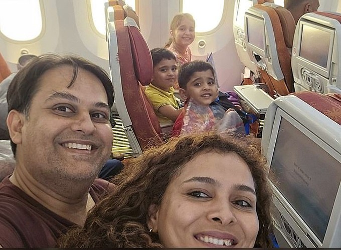 Gia đình bác sĩ Komi Vyas và Joshi trên chuyến bay 171 của Air India trước khi cất cánh hôm 12/6. Ảnh: X