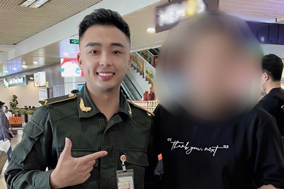 Anh Nguyễn Đình Hoàng, nhân viên Đội An ninh cơ động, đã phối hợp lập biên bản và hỗ trợ bàn giao tài sản theo đúng quy trình. Ảnh: NIA