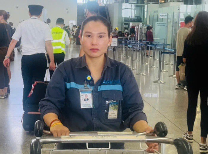 Chị Nguyễn Thị Tâm, nhân viên lâu năm tại Nội Bài, người đã nhặt được bọc tiền. Ảnh: NIA