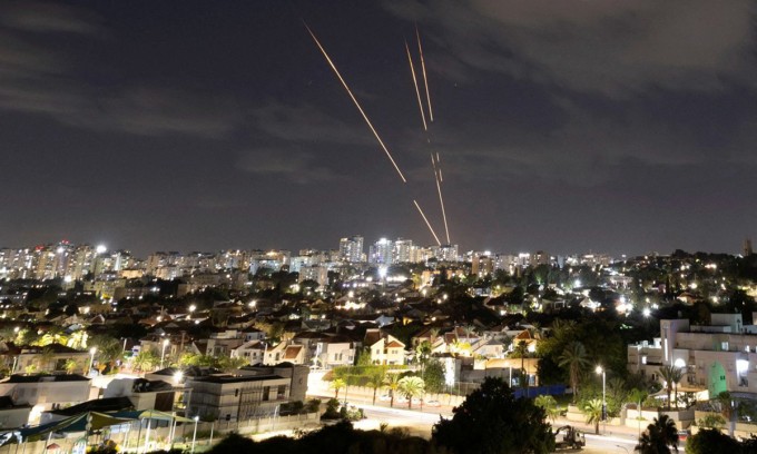 Hệ thống Vòm Sắt của Israel khai hỏa đánh chặn cuộc không kích của Iran tháng 10/2024. Ảnh: Reuters