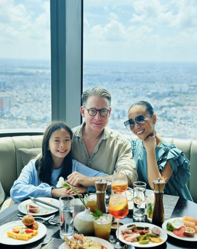 Đoan Trang bên ông xã Thụy Điển và con gái.