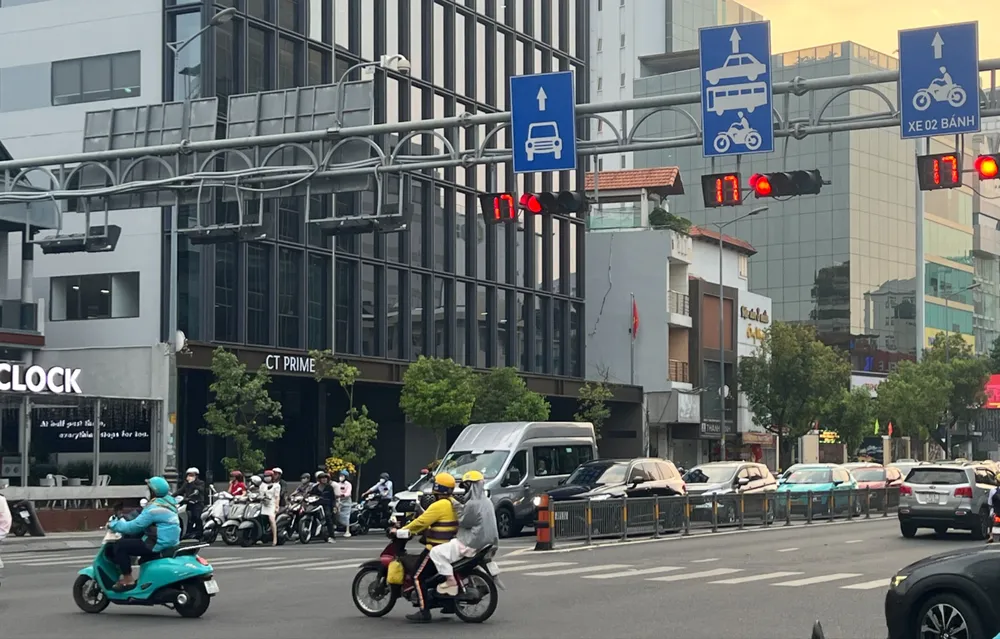 Khi tín hiệu đèn đỏ bật sáng, người điều khiển phương tiện phải dừng trước vạch. Ảnh: TN