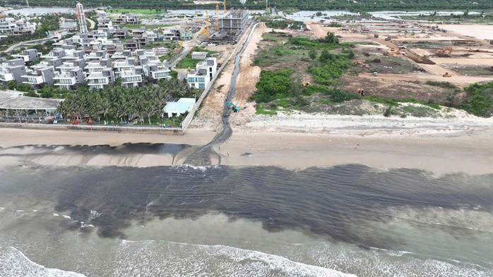 Dòng nước đen ngòm xả ra biển, ảnh do người dân cung cấp