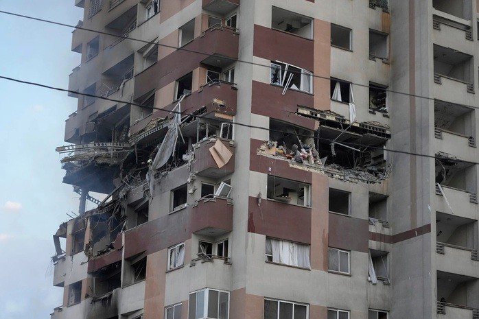 Một tòa nhà bị hư hại ở Tehran sau cuộc không kích của Israel sáng 13-6 - Ảnh: AP