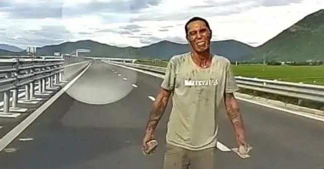 Người đàn ông cầm đá, chặn đầu ô tô trên cao tố...