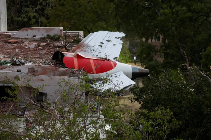 Phần đuôi máy bay Air India nằm trên nóc một tòa nhà ở Ahmedabad, Ấn Độ. Ảnh: Reuters