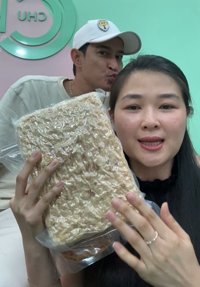 Huy Khánh công khai viết bài đăng kêu gọi mọi người ủng hộ cửa hàng của vợ cũ Mạc Anh Thư.