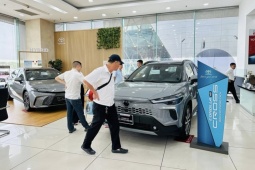 Loạt mẫu xe ô tô giảm giá cả trăm triệu đồng, người dân mạnh tay xuống tiền mua xe mới