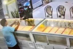 Bắt giữ kẻ cướp vàng rồi bỏ chạy trong mưa