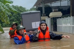 "Làm nghề mấy chục năm chưa bao giờ thấy mưa, lũ kỷ lục ở miền Trung giữa tháng 6"