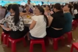 Đám cưới đáng nhớ của vợ chồng trẻ, khách ngồi trong nước lũ chúc mừng hạnh phúc