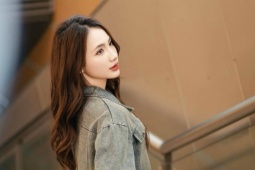 Cô gái  ' gây sốt '  khi sáng làm người mẫu, tối làm đồng nát