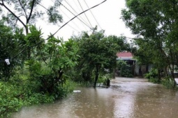 Trên đường đi giúp con chống lũ, người cha bị điện giật tử vong