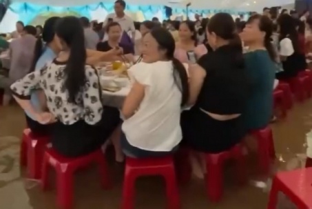 Đám cưới đáng nhớ của vợ chồng trẻ, khách ngồi trong nước lũ chúc mừng hạnh phúc