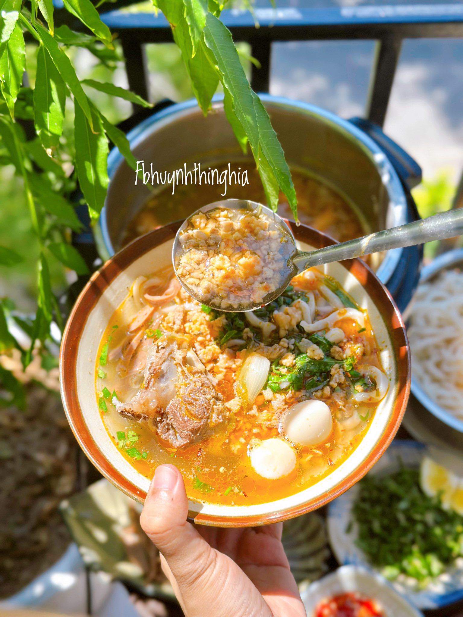 Cho sợi bánh canh ra tô, chan nước dùng, thêm chả cua, hành ngò, hạt tiêu, ớt bột. Có thể vắt thêm miếng chanh cho hợp khẩu vị từng người.