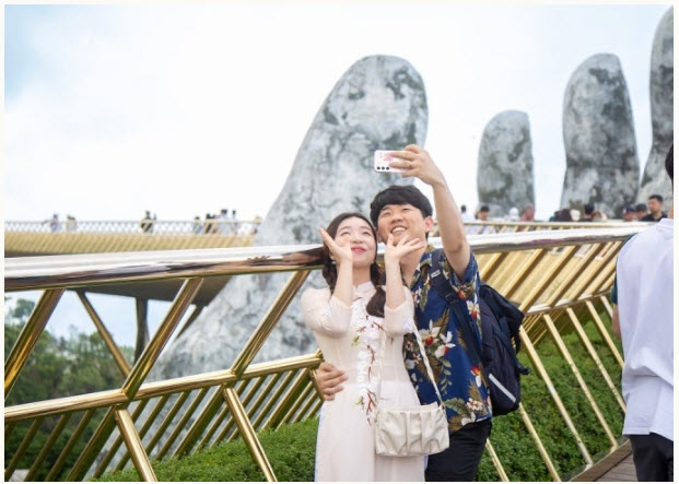 Du khách nước ngoài đến Ba Na Hills. Ảnh: Hoàng Dương