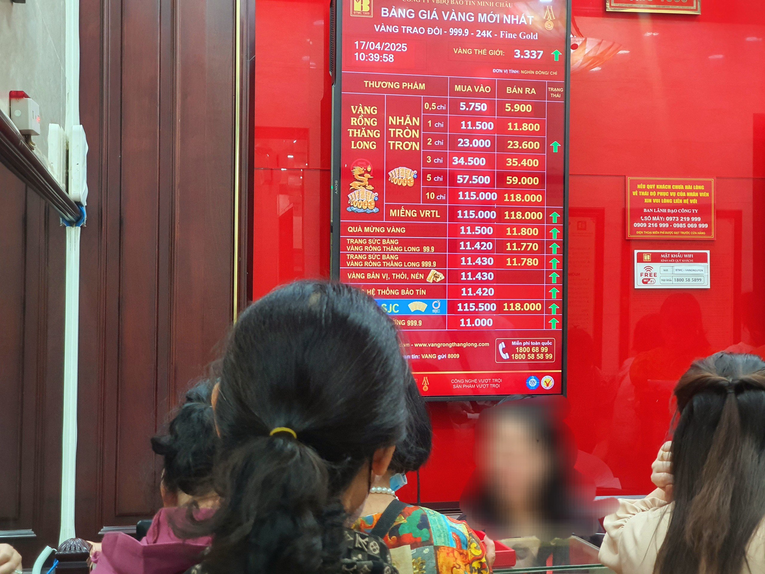 Người mua vàng từ giữa tháng 4/2025 đến nay vẫn chưa thể "về bờ".