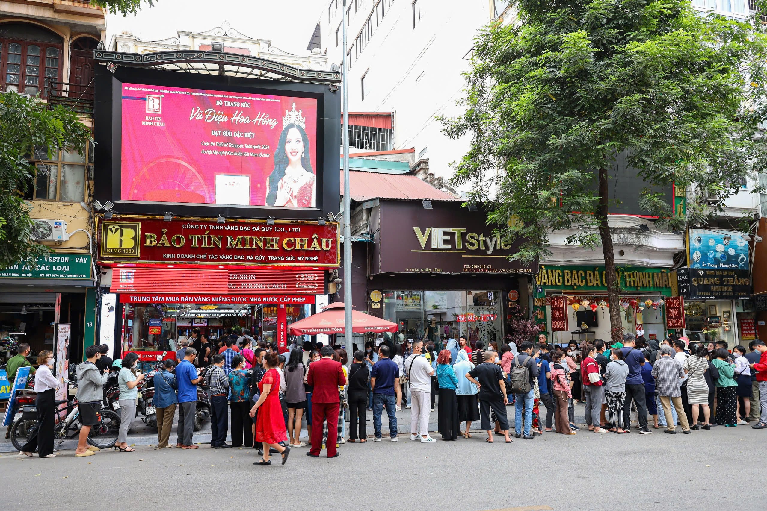 Người dân xếp hàng mua vàng trên phố Trần Nhân Tông (Hà Nội) vào những ngày giá vàng tăng "sốc".