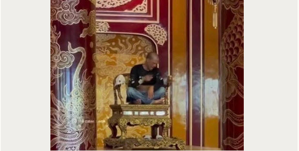 Người đàn ông ngồi lên ngai vàng, làm gãy bệ tay, hôm 24/5. Ảnh cắt từ video
