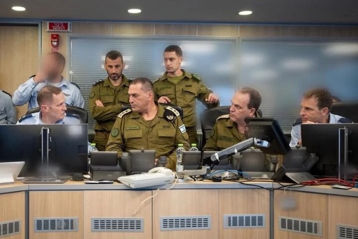 Các lãnh đạo quân đội Israel thảo luận về cuộc tấn công phủ đầu Iran vào rạng sáng ngày 13/6. Ảnh: Times of Israel.