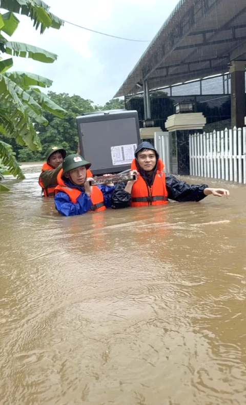 Mưa lớn, lũ dâng, khẩn cấp di dời hàng trăm hộ dân ở thị trấn biên ải Lao Bảo