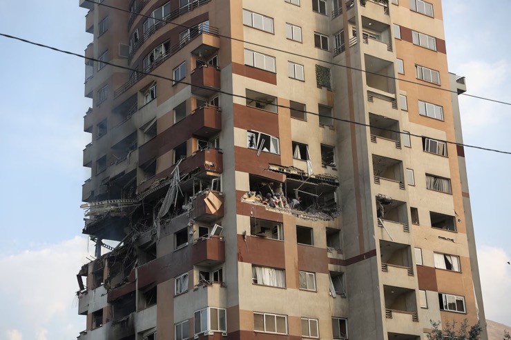 Một tòa nhà ở thủ đô Tehran, Iran bị hư hại sau đòn không kích của Israel hôm 13/6. Ảnh: Reuters.