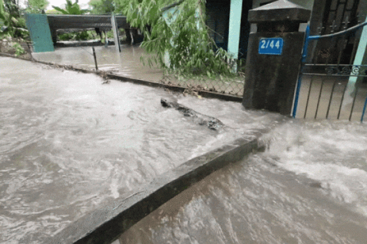 Mưa lũ trái mùa bủa vây nhiều nơi ở miền Trung